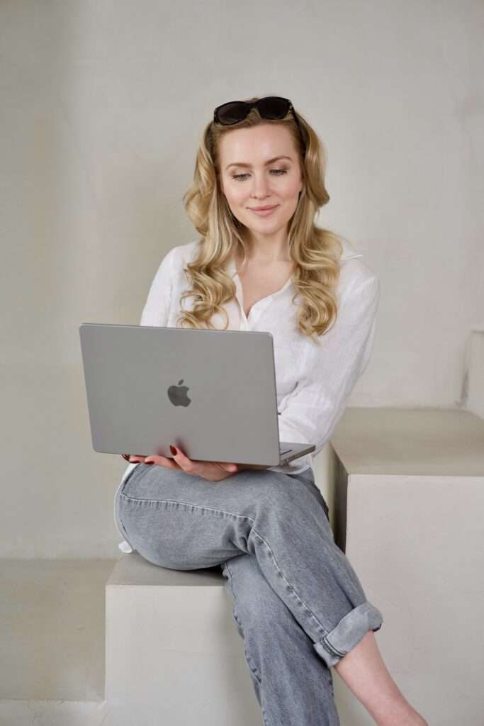 Scarlett Richter beim Fotoshooting im DB Studios D&uuml;sseldorf bei der Content Produktion f&uuml;r Performance Marketing, Branding und digitale Kundengewinnung